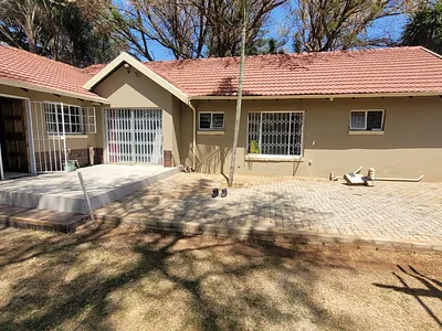 4 Bedroom House For Sale in Akasia - 5o9e.webp