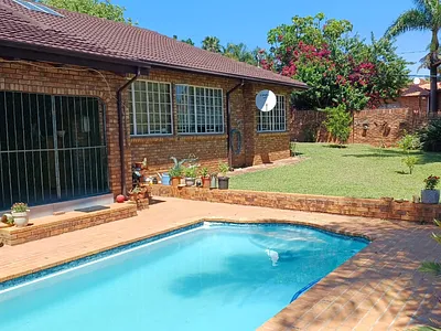 4 Bedroom House For Sale in Akasia - LIiQ.webp