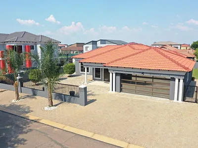 4 Bedroom House For Sale in Akasia - euim.webp