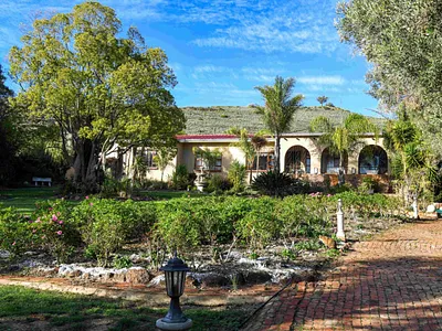 5 Bedroom House For Sale in Uniondale - img