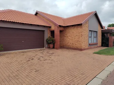3 Bedroom Townhouse For Sale in Pretoria - r2hH.webp