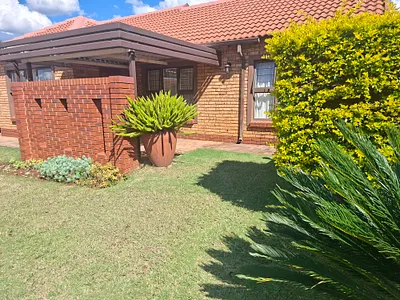 2 Bedroom Townhouse For Sale in Pretoria - 7peY.webp