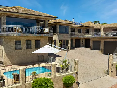 4 Bedroom House For Sale in Mossel Bay - U7zB.webp