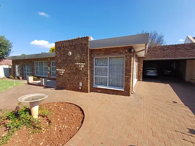 4 Bedroom House For Sale in Vanderbijlpark - dbC2.webp