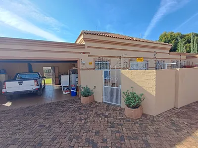 3 Bedroom Townhouse For Sale in Vereeniging - Yd4Q.webp