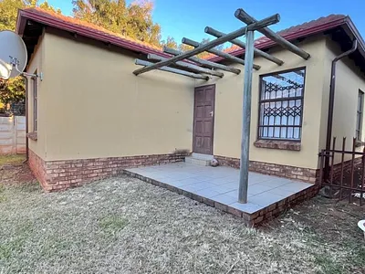 3 Bedroom Townhouse For Sale in Akasia - img