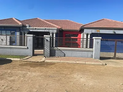 3 Bedroom House For Sale in Newcastle - f14R.webp