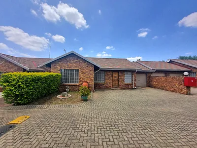 3 Bedroom Townhouse To Rent in Newcastle - uIWo.webp