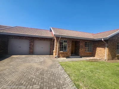 3 Bedroom Townhouse For Sale in Newcastle - UDFb.webp