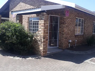 2 Bedroom Townhouse To Rent in Newcastle - RWxA.webp