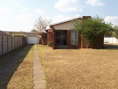 3 Bedroom House For Sale in Newcastle - img