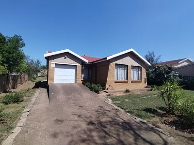 3 Bedroom House For Sale in Newcastle - mhsC.webp