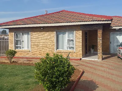 4 Bedroom House For Sale in Newcastle - img
