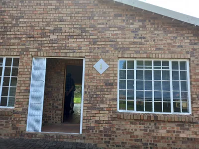 4 Bedroom Townhouse To Rent in Newcastle - img