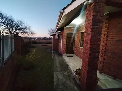 4 Bedroom House For Sale in Newcastle - img