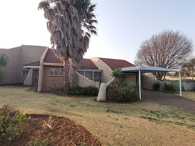 4 Bedroom House To Rent in Newcastle - USQ1.webp