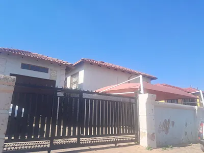3 Bedroom House For Sale in Clayville, Midrand - bkF2.webp