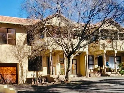 4 Bedroom Apartment For Sale in Krugersdorp - Yb6M.webp