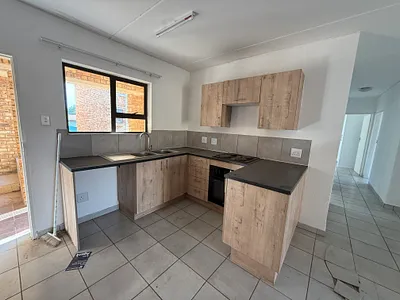 3 Bedroom Apartment For Sale in Roodepoort - img