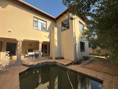 4 Bedroom House For Sale in Roodepoort - img