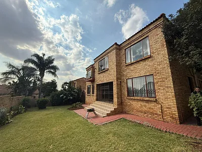 3 Bedroom Townhouse For Sale in Roodepoort - img