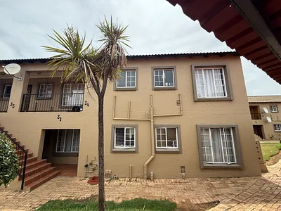 2 Bedroom Apartment For Sale in Roodepoort - M7eJ.webp