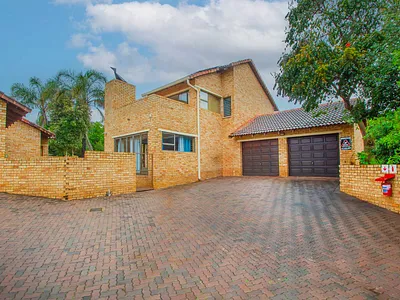 4 Bedroom Townhouse For Sale in Roodepoort - C2Hy.webp