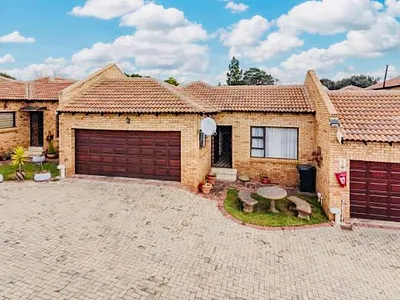 2 Bedroom Townhouse For Sale in Krugersdorp - 7LQd.webp