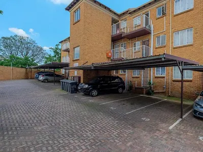 2 Bedroom Apartment For Sale in Krugersdorp - lz6S.webp