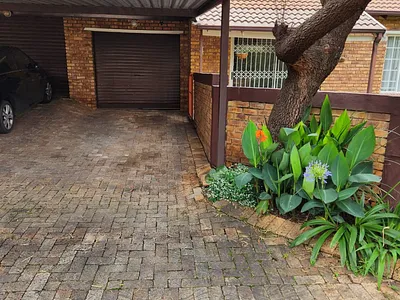 2 Bedroom Townhouse For Sale in Roodepoort - 2Srj.webp