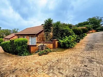 2 Bedroom Townhouse For Sale in Roodepoort - ln06.webp