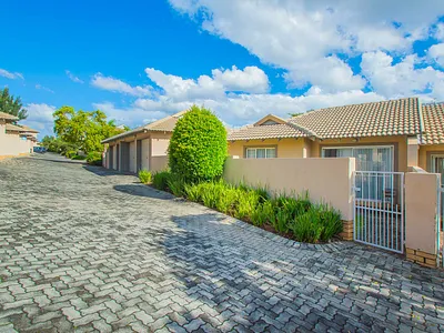 2 Bedroom Townhouse For Sale in Roodepoort - ZzZQ.webp