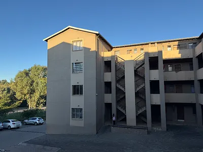 2 Bedroom Apartment For Sale in Roodepoort - 0McQ.webp
