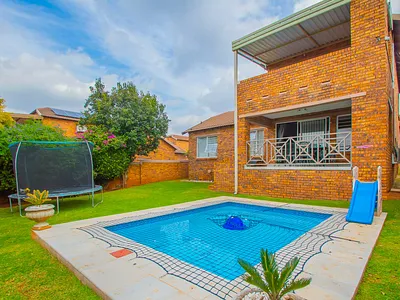 3 Bedroom Townhouse For Sale in Roodepoort - tLaP.webp
