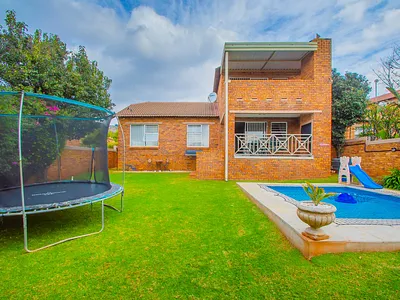 3 Bedroom Townhouse For Sale in Roodepoort - 6WKs.webp