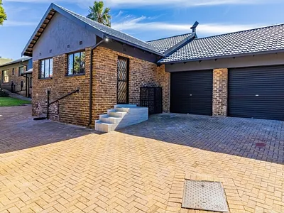 5 Bedroom House For Sale in Krugersdorp - 5WJ6.webp