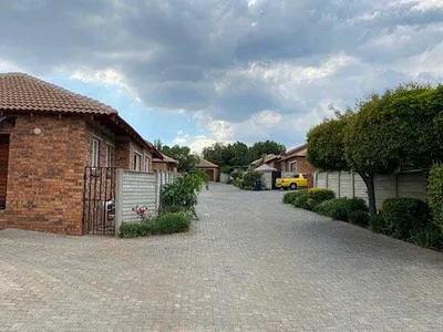 2 Bedroom Townhouse For Sale in Roodepoort - jrHm.webp