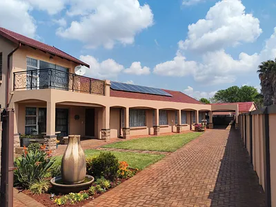 4 Bedroom House For Sale in Boksburg - knQn.webp