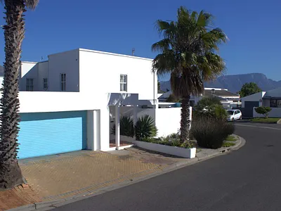 4 Bedroom House For Sale in Cape Town - olIq.webp