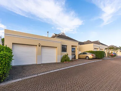 3 Bedroom House For Sale in Milnerton - V5iP.webp