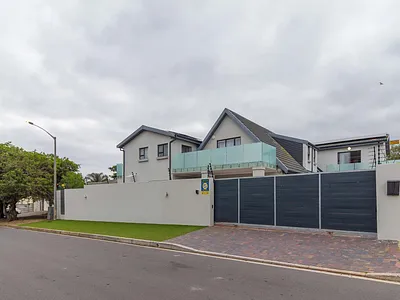 8 Bedroom House For Sale in Milnerton - 2Bfj.webp