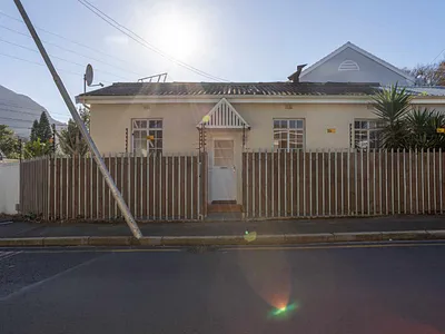 2 Bedroom House For Sale in Cape Town - vahW.webp