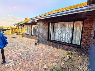 3 Bedroom House For Sale in Daveyton, Benoni - QmyD.webp