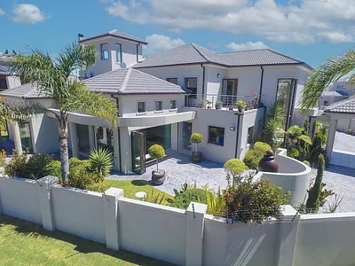 5 Bedroom House For Sale in Sunset Beach, Milnerton - eQs8.webp