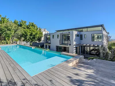 6 Bedroom House For Sale in Cape Town - Cg8Y.webp