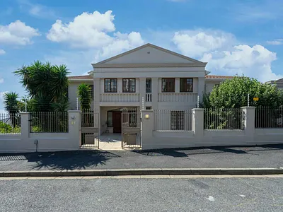 4 Bedroom House For Sale in Cape Town - 1NYx.webp