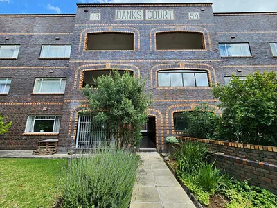 2 Bedroom Apartment To Rent in Cape Town - 1JFn.webp