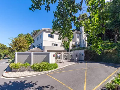 7 Bedroom House For Sale in Cape Town - 6KLw.webp