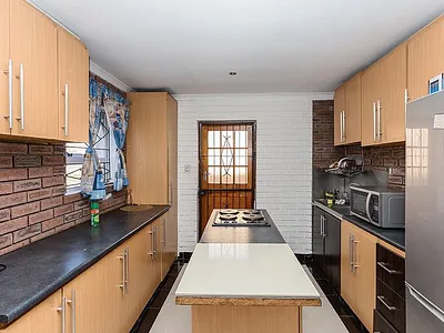 9 Bedroom House For Sale in Milnerton - ukw4.webp