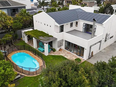 4 Bedroom House For Sale in Milnerton - usv4.webp